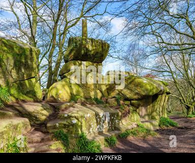 Rowtor Rocks ist ein natürlicher Torist von Millstone Grit unterhalb von Birchover Derbyshire, der im 17. Jahrhundert durch den örtlichen Vikar und Druiden Reverend Thomas Eyre verändert wurde Stockfoto