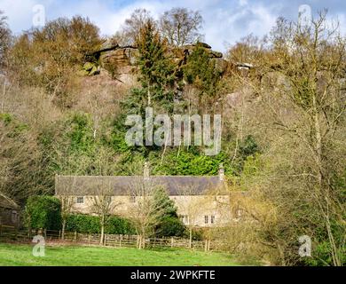 Cratcliffe Cottage unterhalb von Cratcliffe Tor in der Nähe von Birchover im Derbyshire Peak District Großbritannien Stockfoto