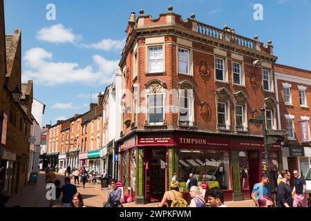 Szene/Ansicht im historischen Banbury Oxfordshire. Vom Market Place aus in Richtung Parson's Street (links). UK. Timpson Schuhreparaturwerkstatt an der Ecke. (134) Stockfoto