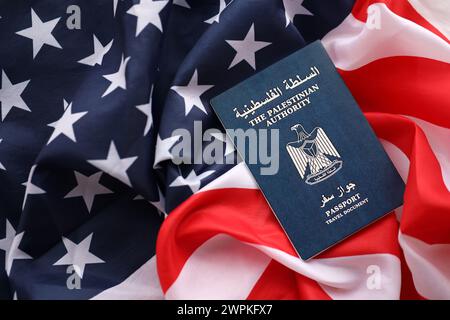 Blauer Pass der Palästinensischen Autonomiebehörde auf dem Hintergrund der US-Nationalflagge aus nächster Nähe. Tourismus und Diplomatie Stockfoto