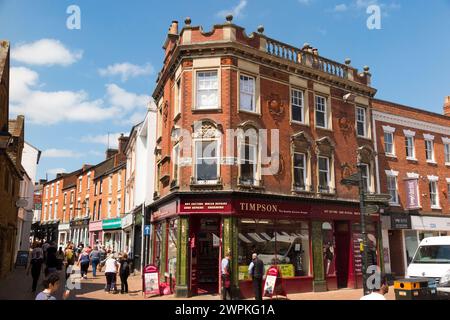 Szene/Ansicht im historischen Banbury Oxfordshire. Vom Market Place aus in Richtung Parson's Street (links). UK. Timpson Schuhreparaturwerkstatt an der Ecke. (134) Stockfoto