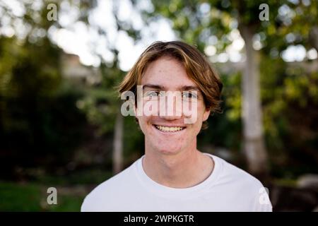 Nahaufnahme von Teen Boy im Park in San Diego Stockfoto