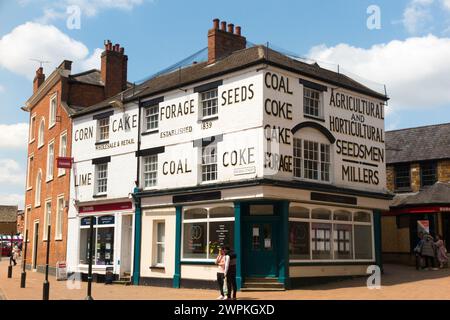 Händlergebäude mit original lackiertem Schild Werbung/Werbung/Werbeschilder. Vintage-Szeneansicht im historischen Banbury. Oxfordshire. UK. (134) Stockfoto