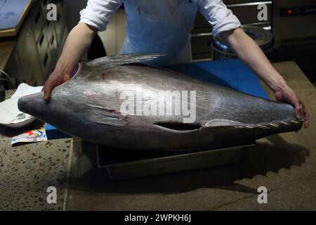 Der Sushi-Meisterkoch bereitet im Restaurant Zuma, hongkong, den ganzen Bluefin Thunfisch zu Stockfoto