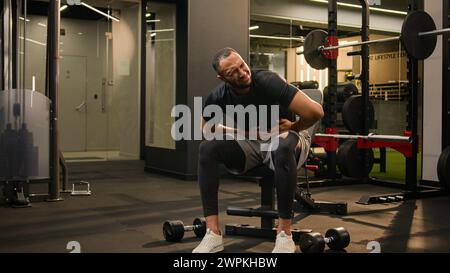 Leiden schlechtes Gefühl Biegen Afroamerikaner Mann krank Magen unwohl ungesunder Bauch unverdauliche Vergiftung Bauchschmerzen Sportler Stockfoto