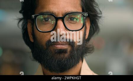 Nahaufnahme nachdenklicher, nachdenklicher, ruhiger indischer Mann in Brille, der denkt, träumend und zur Seite schauend. Portrait eines seriösen arabischen Geschäftsmanns Büro Stockfoto