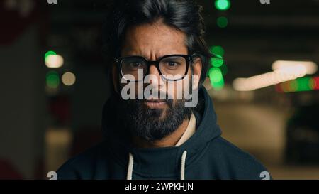 Close Up Indianer schockierter Wonder man in Brille, der mit großen Augen und offenem Mund in die Kamera schaut, sagen Wow Schock Überraschung staunender Gesichtsausdruck. Arabisch Stockfoto