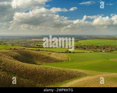 Der Fußweg, der zum Lansdowne Monument und Cherhill White Horse führt, bietet einen spektakulären Blick auf die umliegende Landschaft von Wiltshire. Beide Wahrzeichen sind beliebte Touristenattraktionen und liegen an einem steilen Hang am Rande der Cherhill Downs. Das White Horse und der Obelisk sind von der A4 Calne nach Marlborough Road deutlich zu sehen. Stockfoto