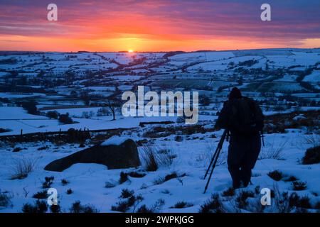 02/15 da kein Ende in Sicht ist für die Eiszeit, die das Land packt, stellt eine Fotografin ihr Stativ auf, um jeden Moment eines Ehrfurchteinflusses festzuhalten Stockfoto