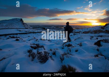 02/15 da kein Ende in Sicht ist für die Eiszeit, die das Land packt, stellt eine Fotografin ihr Stativ auf, um jeden Moment eines Ehrfurchteinflusses festzuhalten Stockfoto