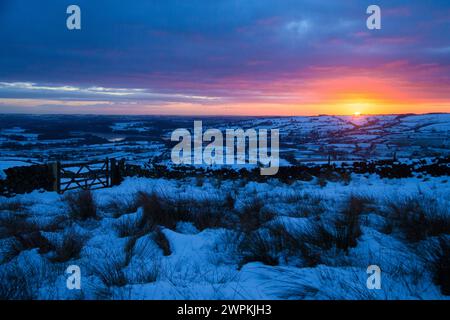 02/15 da kein Ende in Sicht ist für die eisigen Bedingungen, die das Land ergreifen, signalisiert ein beeindruckender Sonnenuntergang den Beginn einer weiteren kalten Nacht über T Stockfoto