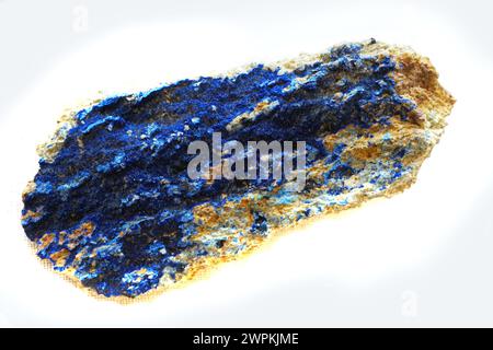 Blaues Azurit-Mineral isoliert auf weißem Hintergrund Stockfoto