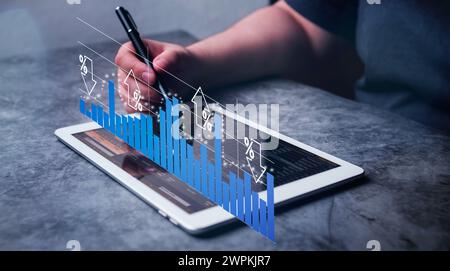 Frau analysiert die Rentabilität des arbeitenden Unternehmens mit Hologrammgrafik. Geschäftsfrau berechnet Finanzdaten für Investitionen. Stockfoto