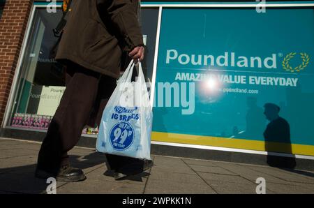 02/15 Poundland Store in Belper, Derbyshire, heute. Der Budget-Einzelhändler Poundland hat angegeben, dass er 99p-Geschäfte für 55 Mio. £ kaufen möchte, vorbehaltlich der Genehmigung b Stockfoto