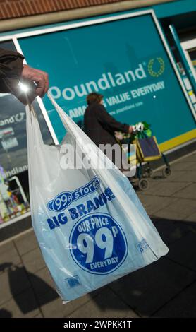 02/15 Poundland Store in Belper, Derbyshire, heute. Der Budget-Einzelhändler Poundland hat angegeben, dass er 99p-Geschäfte für 55 Mio. £ kaufen möchte, vorbehaltlich der Genehmigung b Stockfoto