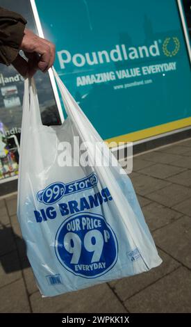 02/15 Poundland Store in Belper, Derbyshire, heute. Der Budget-Einzelhändler Poundland hat angegeben, dass er 99p-Geschäfte für 55 Mio. £ kaufen möchte, vorbehaltlich der Genehmigung b Stockfoto