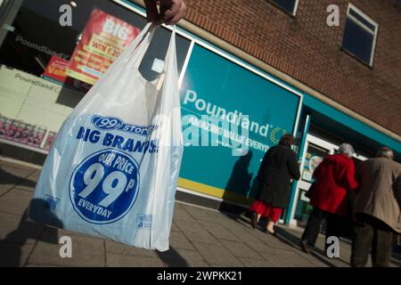 02/15 Poundland Store in Belper, Derbyshire, heute. Der Budget-Einzelhändler Poundland hat angegeben, dass er 99p-Geschäfte für 55 Mio. £ kaufen möchte, vorbehaltlich der Genehmigung b Stockfoto