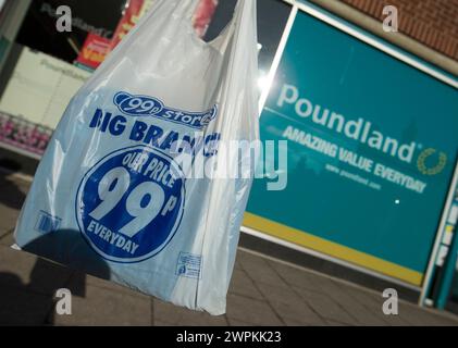 02/15 Poundland Store in Belper, Derbyshire, heute. Der Budget-Einzelhändler Poundland hat angegeben, dass er 99p-Geschäfte für 55 Mio. £ kaufen möchte, vorbehaltlich der Genehmigung b Stockfoto