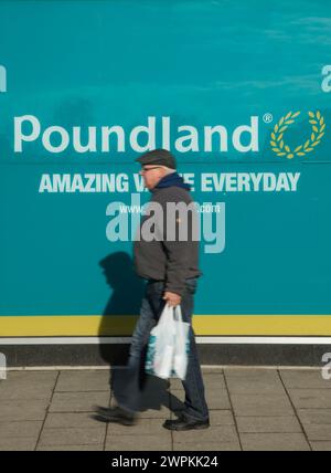 02/15 Poundland Store in Belper, Derbyshire, heute. Der Budget-Einzelhändler Poundland hat angegeben, dass er 99p-Geschäfte für 55 Mio. £ kaufen möchte, vorbehaltlich der Genehmigung b Stockfoto