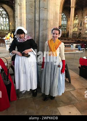 Frauen kleideten sich bei der Boston Tea Party in der St. Botolph's Church (The Stump) in Boston Lincolnshire Stockfoto