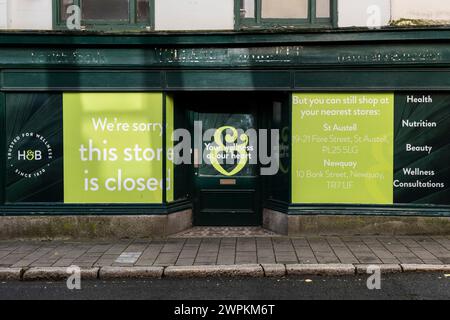 Ein geschlossener Holland & Barrett Laden in der Fore Street im Stadtzentrum von Bodmin in Cornwall in Großbritannien. Stockfoto