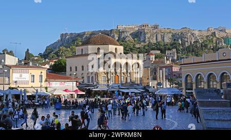 Athen, Griechenland - 4. Mai 2015: Heilige Kirche der Jungfrau Maria Pantanassa auf dem Monastiraki-Platz und Akropolis antike Ruinen, UNESCO-Weltkulturerbe Stockfoto