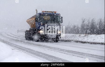 21/02/15 als der Peak District durch Schneesturm erschüttert wurde, kämpft ein Streber um die A52 Buxton-Leek-Straße entlang der Derbyshire, Stafffords Stockfoto