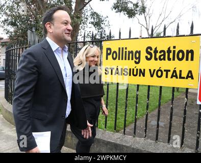 Taoiseach Leo Varadkar und Fine Gael Senatorin Mary Seery Kearney kommen zu der Wahl in Scoil Treasa Naofa an der Donore Avenue, Dublin, wo Irland Referenden über die vorgeschlagenen Änderungen der Verfassung in Bezug auf die Bereiche Familie und Pflege abhält. In dem Änderungsantrag zur Familie wird vorgeschlagen, die Bedeutung der Familie über die Definition der Ehe hinaus auszudehnen und auf solche, die auf "dauerhaften" Beziehungen beruhen, einzubeziehen. Der Pflegezusatz schlägt vor, Verweise auf die Rollen und Pflichten einer Frau in der Wohnung zu streichen und durch einen neuen artikel zu ersetzen, in dem Pflegepersonen anerkannt werden. Bilddatum: Freitag Stockfoto