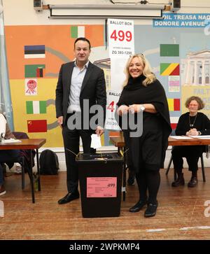 Taoiseach Leo Varadkar und Fine Gael Senatorin Mary Seery Kearney bei der Wahl in Scoil Treasa Naofa, an der Donore Avenue, Dublin, wo Irland Referenden über die vorgeschlagenen Änderungen der Verfassung in Bezug auf die Bereiche Familie und Pflege abhält. In dem Änderungsantrag zur Familie wird vorgeschlagen, die Bedeutung der Familie über die Definition der Ehe hinaus auszudehnen und auf solche, die auf "dauerhaften" Beziehungen beruhen, einzubeziehen. Der Pflegezusatz schlägt vor, Verweise auf die Rollen und Pflichten einer Frau in der Wohnung zu streichen und durch einen neuen artikel zu ersetzen, in dem Pflegepersonen anerkannt werden. Bilddatum: Freitag März Stockfoto