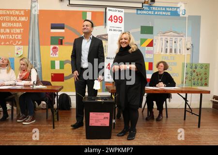 Taoiseach Leo Varadkar und Fine Gael Senatorin Mary Seery Kearney bei der Wahl in Scoil Treasa Naofa, an der Donore Avenue, Dublin, wo Irland Referenden über die vorgeschlagenen Änderungen der Verfassung in Bezug auf die Bereiche Familie und Pflege abhält. In dem Änderungsantrag zur Familie wird vorgeschlagen, die Bedeutung der Familie über die Definition der Ehe hinaus auszudehnen und auf solche, die auf "dauerhaften" Beziehungen beruhen, einzubeziehen. Der Pflegezusatz schlägt vor, Verweise auf die Rollen und Pflichten einer Frau in der Wohnung zu streichen und durch einen neuen artikel zu ersetzen, in dem Pflegepersonen anerkannt werden. Bilddatum: Freitag März Stockfoto