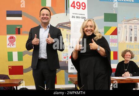 Taoiseach Leo Varadkar und Fine Gael Senatorin Mary Seery Kearney bei der Wahl in Scoil Treasa Naofa, an der Donore Avenue, Dublin, wo Irland Referenden über die vorgeschlagenen Änderungen der Verfassung in Bezug auf die Bereiche Familie und Pflege abhält. In dem Änderungsantrag zur Familie wird vorgeschlagen, die Bedeutung der Familie über die Definition der Ehe hinaus auszudehnen und auf solche, die auf "dauerhaften" Beziehungen beruhen, einzubeziehen. Der Pflegezusatz schlägt vor, Verweise auf die Rollen und Pflichten einer Frau in der Wohnung zu streichen und durch einen neuen artikel zu ersetzen, in dem Pflegepersonen anerkannt werden. Bilddatum: Freitag März Stockfoto