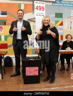 Taoiseach Leo Varadkar und Fine Gael Senatorin Mary Seery Kearney bei der Wahl in Scoil Treasa Naofa, an der Donore Avenue, Dublin, wo Irland Referenden über die vorgeschlagenen Änderungen der Verfassung in Bezug auf die Bereiche Familie und Pflege abhält. In dem Änderungsantrag zur Familie wird vorgeschlagen, die Bedeutung der Familie über die Definition der Ehe hinaus auszudehnen und auf solche, die auf "dauerhaften" Beziehungen beruhen, einzubeziehen. Der Pflegezusatz schlägt vor, Verweise auf die Rollen und Pflichten einer Frau in der Wohnung zu streichen und durch einen neuen artikel zu ersetzen, in dem Pflegepersonen anerkannt werden. Bilddatum: Freitag März Stockfoto