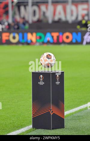 Mailand, Italien. März 2024. Der Spielball von Molten ist bereit für das UEFA Europa League Spiel zwischen dem AC Mailand und Slavia Prag in San Siro in Mailand. (Foto: Gonzales Photo/Alamy Live News Stockfoto