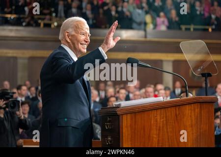 Washington, Vereinigte Staaten Von Amerika. März 2024. Washington, Vereinigte Staaten von Amerika. März 2024. US-Präsident Joe Biden Waves während der Rede zur Lage der Union zu einer gemeinsamen Sitzung des Kongresses auf dem Capitol Hill, 7. März 2024 in Washington, DC Credit: Adam Schultz/White House Photo/Alamy Live News Stockfoto