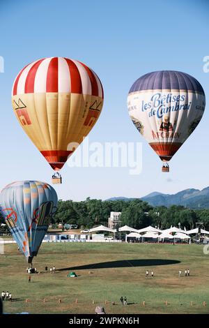 Eine vertikale Aufnahme von bunten Heißluftballons, die über ein Feld in Taitung, Taiwan, treiben Stockfoto