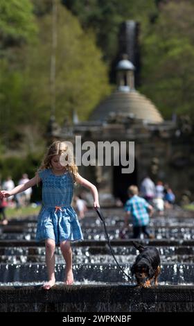 05/15 Isabella Coleman (9) und ihr Kavalier King Charles, Emily, kühlen sich in der Kaskade ab, während die Menschen strömen, um das Wetter am Montag der Bank zu genießen Stockfoto