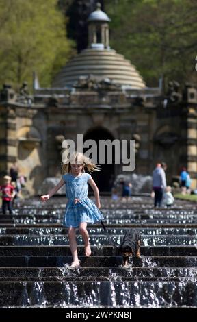 05/15 Isabella Coleman (9) und ihr Kavalier King Charles, Emily, kühlen sich in der Kaskade ab, während die Menschen strömen, um das Wetter am Montag der Bank zu genießen Stockfoto