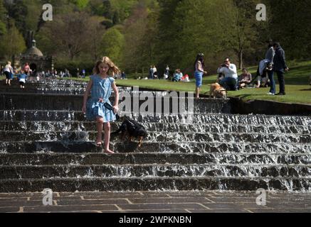 05/15 Isabella Coleman (9) und ihr Kavalier King Charles, Emily, kühlen sich in der Kaskade ab, während die Menschen strömen, um das Wetter am Montag der Bank zu genießen Stockfoto