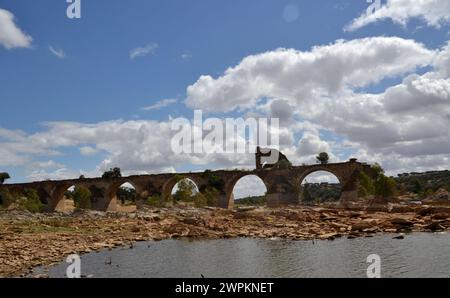 Ruinen der zerstörten Brücke über den Fluss Guadiana zwischen Spanien und Portugal Stockfoto