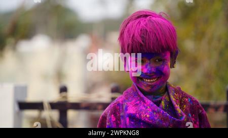 Feiern Sie das lebhafte Festival von Holi mit Freude und Glück! Happy Holi ist ein traditionelles hinduistisches Festival, das die Ankunft des Frühlings markiert Stockfoto