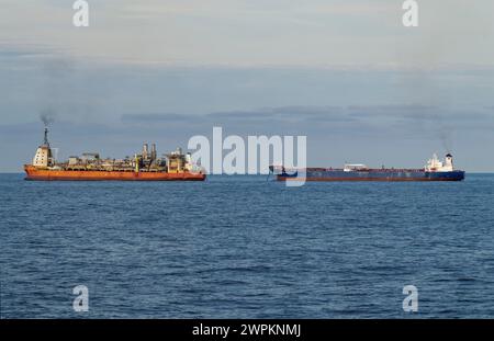 Die Triton FPSU vertäute an ihrem Verteiler in der Nordsee und übertrug ihre Rohölladung an den Navicon Akarita Shuttle Tanker Stockfoto