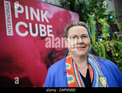 Hamburg, Deutschland. März 2024. Karin Tischer, Trendforscherin und Gründerin der Forschungsberatung „Food & More“, lächelt vor ihrem Vortrag auf der führenden Gastronomie-Messe „Internorga“. Die internationale Fachmesse für die Hotel-, Gastronomie-, Bäckerei- und Süßwarenindustrie findet bis zum 12. März 2024 in den Messehallen der Hamburg Messe und Congress GmbH statt. Quelle: Christian Charisius/dpa/Alamy Live News Stockfoto