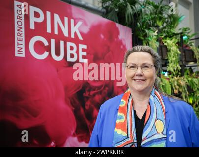 Hamburg, Deutschland. März 2024. Karin Tischer, Trendforscherin und Gründerin der Forschungsberatung „Food & More“, lächelt vor ihrem Vortrag auf der führenden Gastronomie-Messe „Internorga“. Die internationale Fachmesse für die Hotel-, Gastronomie-, Bäckerei- und Süßwarenindustrie findet bis zum 12. März 2024 in den Messehallen der Hamburg Messe und Congress GmbH statt. Quelle: Christian Charisius/dpa/Alamy Live News Stockfoto