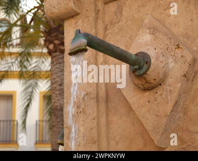 Wasserstrahl, der aus einem Brunnen kommt Stockfoto