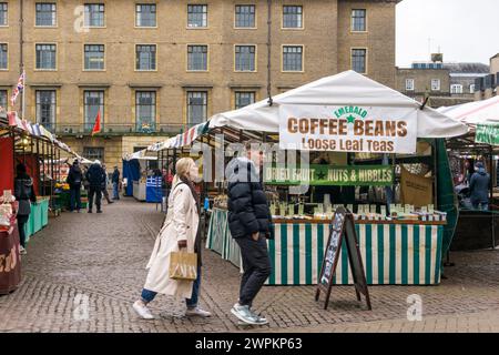 Verkaufsstände am Marktplatz, Cambridge. Stockfoto