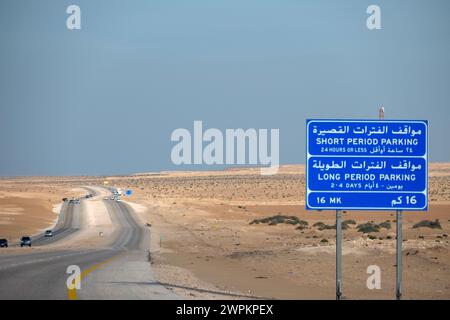 Straße durch die Wüste Riad-Mekka-Autobahn in Saudi-Arabien Stockfoto