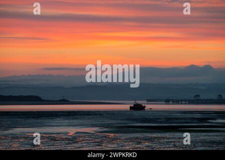 27/05/15 von den Northam Burrows aus geht die Sonne über dem Rettungsboot Mollie Hunt RNLI auf, das in der Mündung vor Appledore, North Devon, verankert ist. Alle R Stockfoto