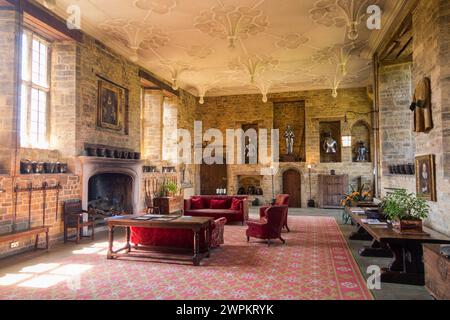 Die große Halle im Inneren von Broughton Castle, einem mittelalterlichen Herrenhaus mit Wassergraben in der Nähe von Banbury, Oxfordshire. UK. (134) Stockfoto