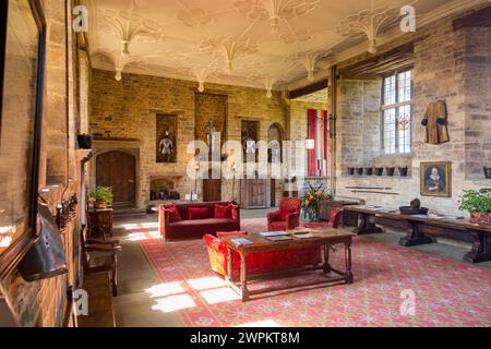 Die große Halle im Inneren von Broughton Castle, einem mittelalterlichen Herrenhaus mit Wassergraben in der Nähe von Banbury, Oxfordshire. UK. (134) Stockfoto