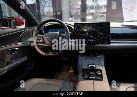 Lenkrad, Display, Innenraum, Cockpit BYD Atto 3 Elektroauto, digitales Panel, EV-Technologie in der Automobilindustrie, Fließheck chinesische Fertigung Stockfoto